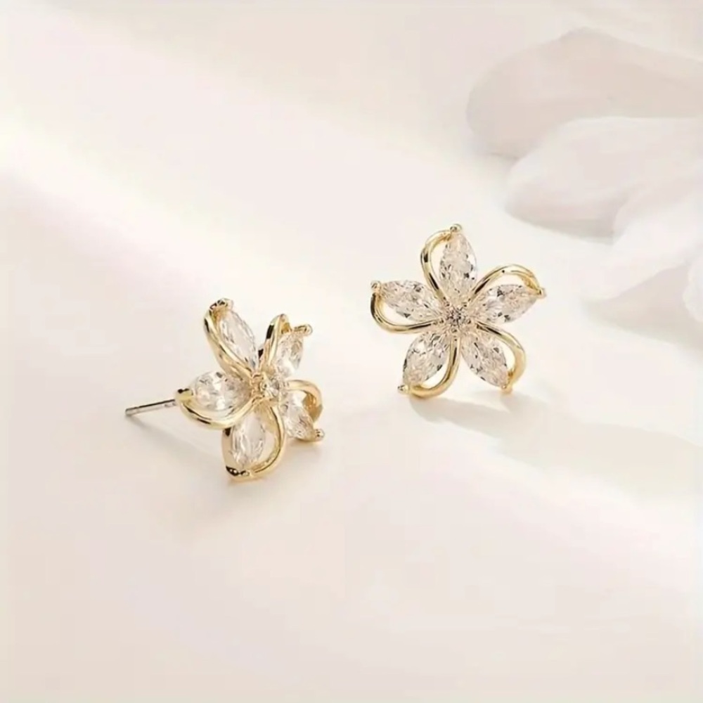 ✨🆕✨ Elegant Flower Rosegold Sparkling Earrings ✨ - Picture 4 of 10